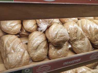 Klimovsk, Rusya - 3 Mart 2020: Klimovsk 'teki süpermarkette ekmek bölümü