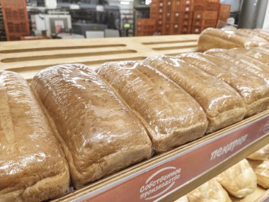 Klimovsk, Rusya - 3 Mart 2020: Klimovsk 'teki süpermarkette ekmek bölümü