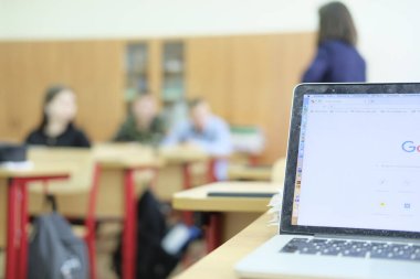 Moskova, Rusya - 11 Şubat 2020: Önplanda bir okul sınıfı ve bir defter resmi