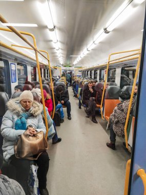 Moskova, Rusya - 2 Mart 2020: Moskova 'da bir metro aracındaki insanların görüntüsü