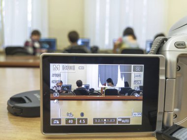 Moskova, Rusya - 5 Mart 2020: bilgisayar sınıfındaki öğrencilerin kamera ekranındaki görüntüleri