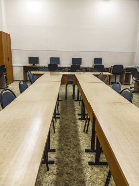 Boş bir bilgisayar odasının resmi