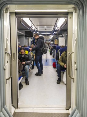 Moskova, Rusya - 9 Mart 2020: Moskova 'da bir metro aracındaki insanların görüntüsü