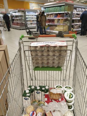 Klimovsk, Rusya - 8 Mart 2020: süpermarket koridorundaki el arabası görüntüsü