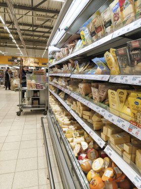 Klimovsk, Rusya - 8 Mart 2020: peynirli bir süpermarket resmi 
