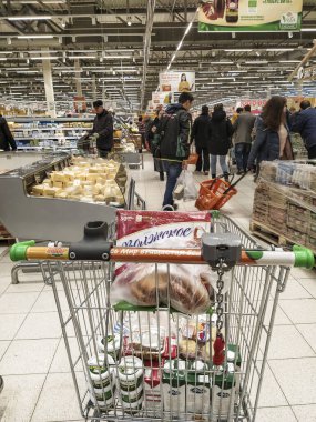 Klimovsk, Rusya - 8 Mart 2020: süpermarket koridorundaki el arabası görüntüsü