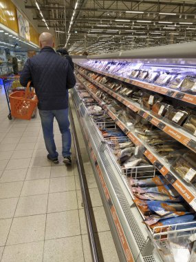 Klimovsk, Rusya - 8 Mart 2020: balıklı süpermarket rafları