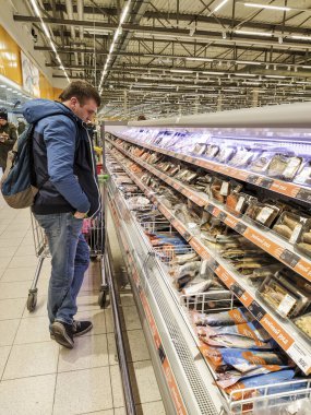 Klimovsk, Rusya - 8 Mart 2020: balıklı süpermarket rafları