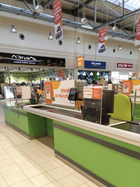 Klimovsk, Rusya - 8 Mart 2020: süpermarketteki bir kasanın görüntüsü