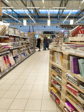 Klimovsk, Rusya - 8 Mart 2020: Süpermarkette bir kitap bölümünün resmi