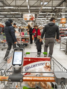 Klimovsk, Rusya - 8 Mart 2020: Süpermarket tramvayındaki bir tarayıcının görüntüsü