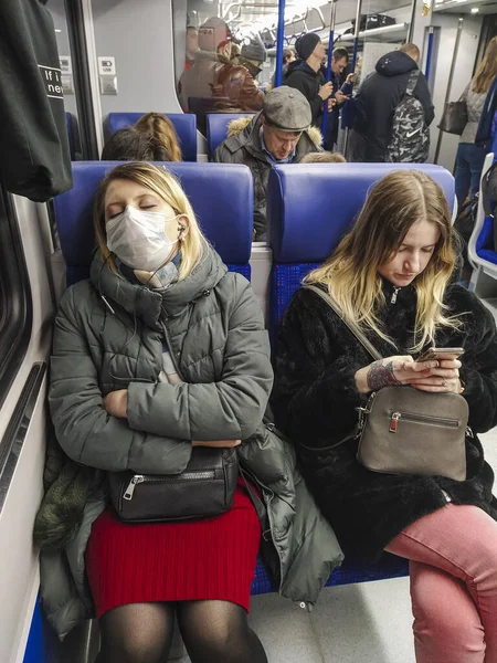 Moskova, Rusya - 9 Mart 2020: Moskova 'da metroda antiviral maskeli bir kız geziyor.