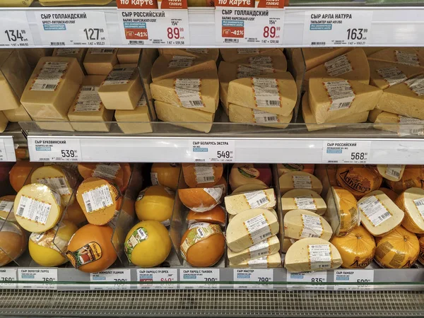 Klimovsk Rusia Marzo 2020 Imagen Una Estantería Supermercado Con Queso — Foto de Stock