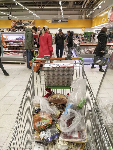 クリモフスク ロシア 2020年3月8日 スーパーマーケットの通路でのカートのイメージ — ストック写真
