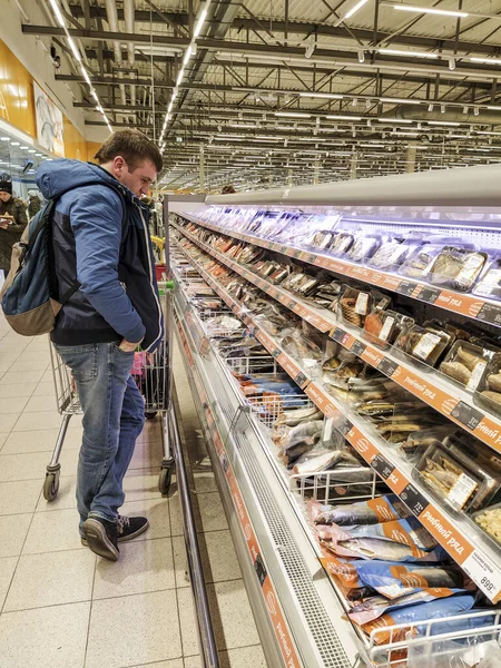 Klimovsk Russia Marzo 2020 Immagine Supermercato Scaffali Con Pesce — Foto Stock