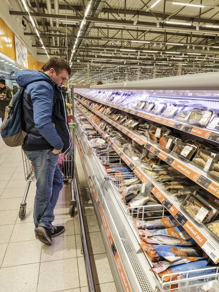 Klimovsk, Rusya - 8 Mart 2020: balıklı süpermarket rafları