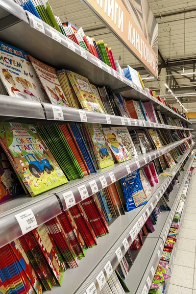 Klimovsk Rusya Mart 2020 Süpermarkette Bir Kitap Bölümünün Resmi — Stok fotoğraf