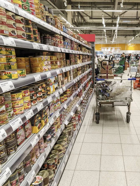 Klimovsk Rússia Março 2020 Imagem Prateleira Alimentos Enlatados Supermercado — Fotografia de Stock