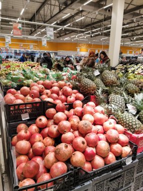 Klimovsk, Rusya - 3 Mart 2020: süpermarkette bir meyve ve sebze bölümünün görüntüsü