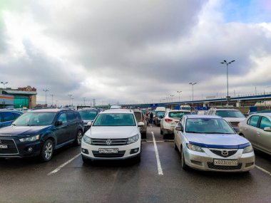 Klimovsk, Rusya - 4 Mart 2020: alışveriş merkezinin yakınındaki otoparkın görüntüsü