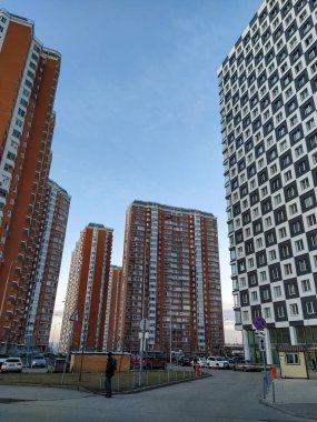 Moskova, Rusya - 12 Mart 2020: Moskova 'da yeni bir yerleşim yerinin avlusunun görüntüsü