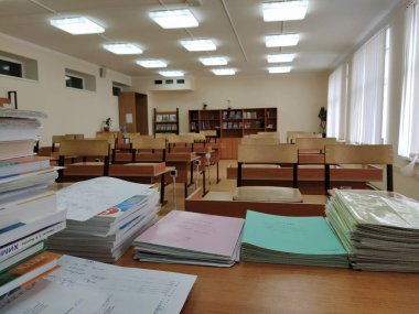 Moskova, Rusya - 14 Mart 2020: Sınıftaki öğretmenin masasındaki not defterlerinin ön planı