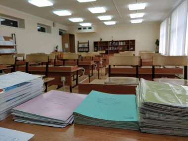 Moskova, Rusya - 14 Mart 2020: Sınıftaki öğretmenin masasındaki not defterlerinin ön planı