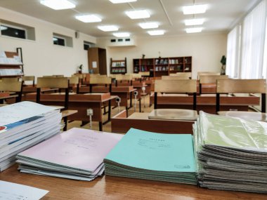 Moskova, Rusya - 14 Mart 2020: Sınıftaki öğretmenin masasındaki not defterlerinin ön planı