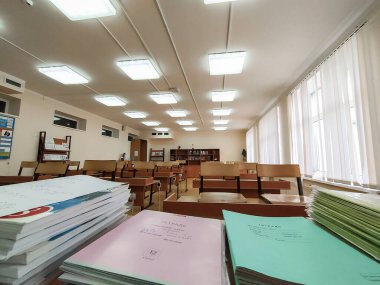 Moskova, Rusya - 14 Mart 2020: Sınıftaki öğretmenin masasındaki not defterlerinin ön planı