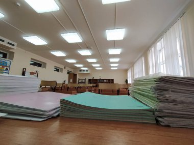 Moskova, Rusya - 14 Mart 2020: Sınıftaki öğretmenin masasındaki not defterlerinin ön planı