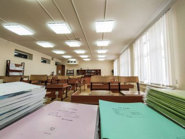 Moskova, Rusya - 14 Mart 2020: Sınıftaki öğretmenin masasındaki not defterlerinin ön planı