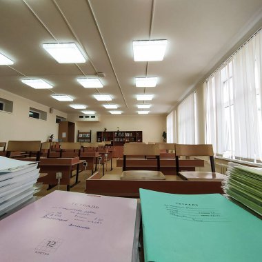 Moskova, Rusya - 14 Mart 2020: Sınıftaki öğretmenin masasındaki not defterlerinin ön planı