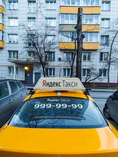 Moscú Rusia Marzo 2020 Imagen Taxi Yandex Estacionado Moscú — Foto de Stock