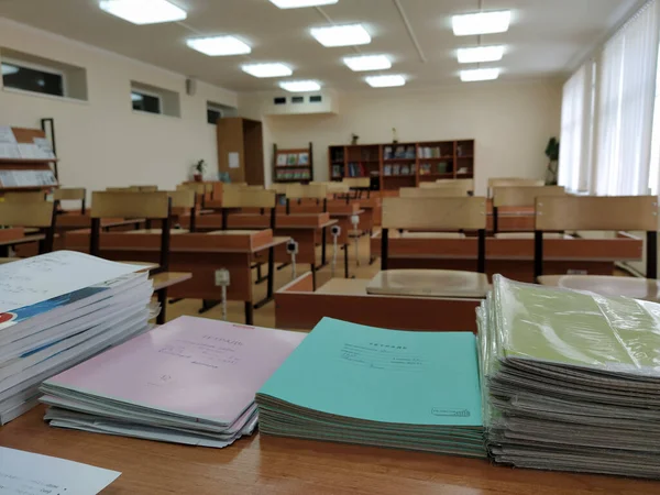 Moskova, Rusya - 14 Mart 2020: Sınıftaki öğretmenin masasındaki not defterlerinin ön planı