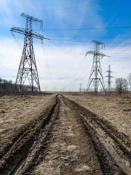 Het Beeld Van Hoogspanningslijn Tegen Achtergrond Van Het Lentelandschap — Stockfoto