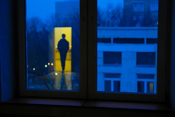 Bir Adamın Aydınlanmış Siluetinin Penceresindeki Resim — Stok fotoğraf
