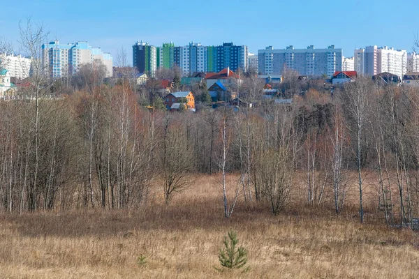 Bild Ett Nytt Bostadsområde Moskva Och Förgrunden Lantliga Hus — Stockfoto