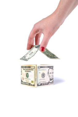 Kadınlar dolarlardan bir ev yapar.