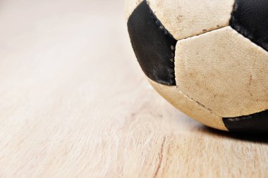 Tahta arka planda futbol topunun ayrıntıları