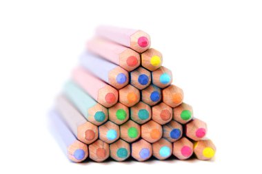 Beyaz üzerine izole edilmiş renkli kalem piramidi