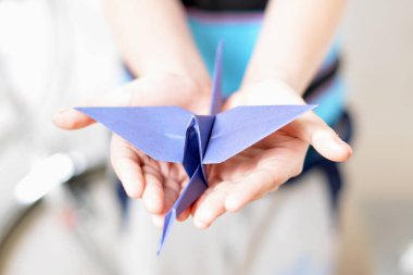 Origami vinci çocukların elinde (yumuşak odaklı))