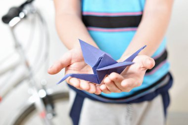 Origami vinci çocukların elinde (yumuşak odaklı))