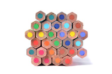 Beyaz üzerine izole edilmiş renkli kalem çeşitleri