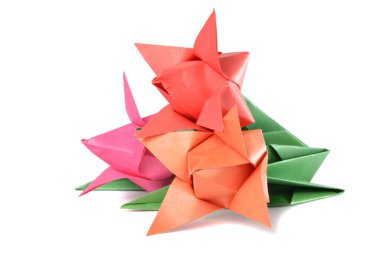 Origami lalesi beyazın üstünde