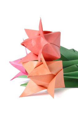 Origami lalesi beyaz arkaplanda izole edildi