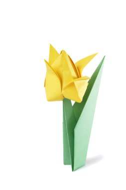 Origami lalesi beyaz arkaplanda izole edildi