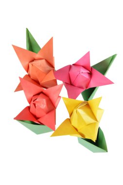 Origami lalesi beyaz arkaplanda izole edildi