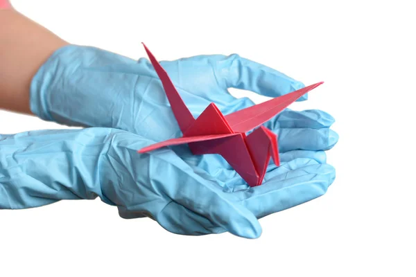 Gru Carta Origami Mano Con Guanti Gomma Sopra Bianco — Foto Stock