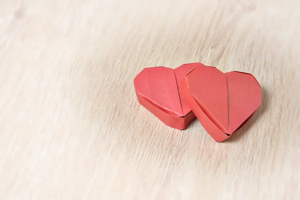 Dois Origami Vermelho Coração Papel Fundo Madeira — Fotografia de Stock