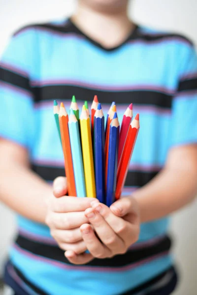 Ołówki Kolorowe Rękach Dzieci — Zdjęcie stockowe